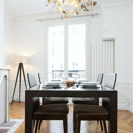 Rue Saint Honore - Louvre Paris