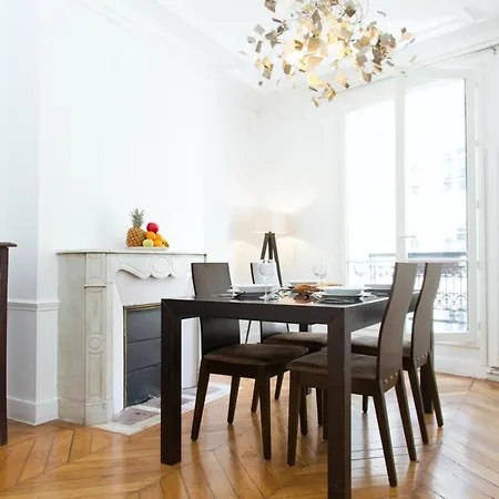 Rue Saint Honore - Louvre Париж